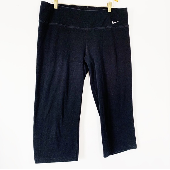 Nike Pants - NIKE BLACK CAPRI LEGGINGS